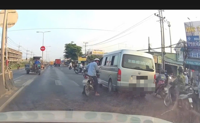 X&aacute;c minh clip người đ&agrave;n &ocirc;ng đi xe m&aacute;y quậy trước &ocirc; t&ocirc; ở T&acirc;y Ninh - Ảnh 2.