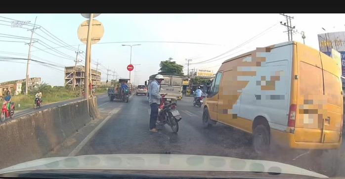 X&aacute;c minh clip người đ&agrave;n &ocirc;ng đi xe m&aacute;y quậy trước &ocirc; t&ocirc; ở T&acirc;y Ninh - Ảnh 1.