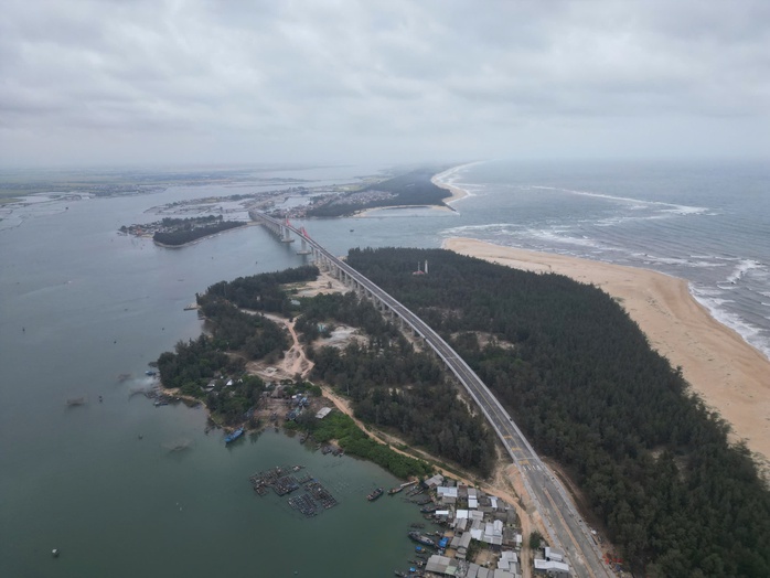 Th&ocirc;ng xe cầu Thuận An: Dự &aacute;n giao th&ocirc;ng lớn nhất miền trung ch&iacute;nh thức ho&agrave;n th&agrave;nh - Ảnh 2.