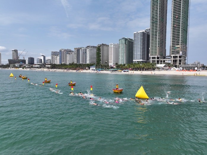 CLIP: Cứu hộ biển du lịch Đ&agrave; Nẵng so t&agrave;i c&ugrave;ng lực lượng quốc tế - Ảnh 3.