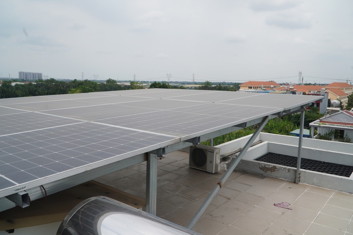 Giải ph&aacute;p điện mặt trời m&aacute;i nh&agrave; gi&uacute;p tiết kiệm chi ph&iacute; điện trong m&ugrave;a nắng n&oacute;ng 2026 - Ảnh 1.