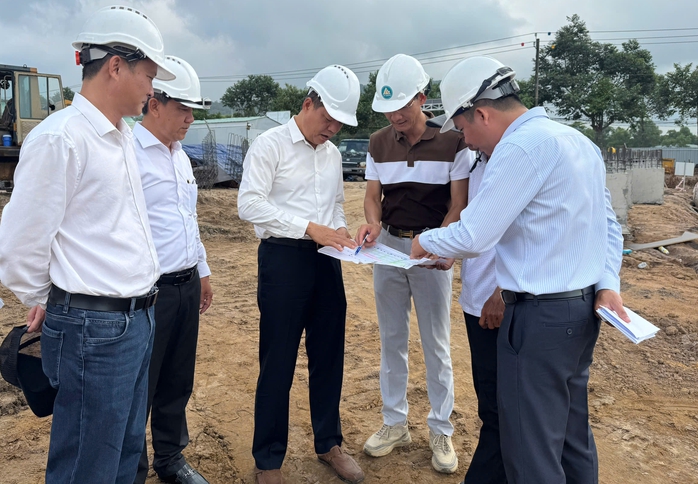 B&iacute; thư đặc khu Ph&uacute; Quốc thăm v&agrave; tặng qu&agrave; cho c&ocirc;ng nh&acirc;n l&agrave;m việc xuy&ecirc;n lễ 30-4 - Ảnh 2.