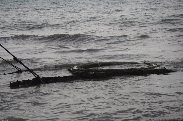 Cận cảnh trục vớt x&aacute;c xe tăng v&ugrave;i s&acirc;u dưới b&atilde;i biển Quy Nhơn - Ảnh 6.