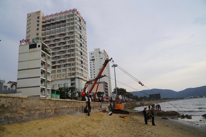 Cận cảnh trục vớt x&aacute;c xe tăng v&ugrave;i s&acirc;u dưới b&atilde;i biển Quy Nhơn - Ảnh 10.