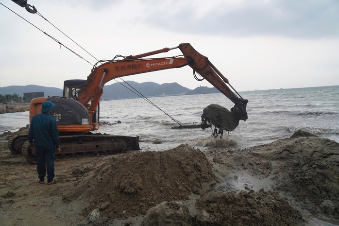 Cận cảnh trục vớt x&aacute;c xe tăng v&ugrave;i s&acirc;u dưới b&atilde;i biển Quy Nhơn - Ảnh 12.