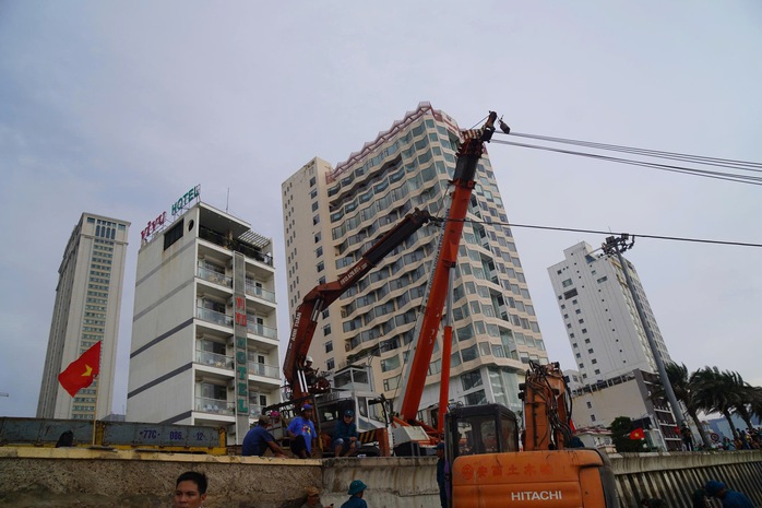 Cận cảnh trục vớt x&aacute;c xe tăng v&ugrave;i s&acirc;u dưới b&atilde;i biển Quy Nhơn - Ảnh 14.