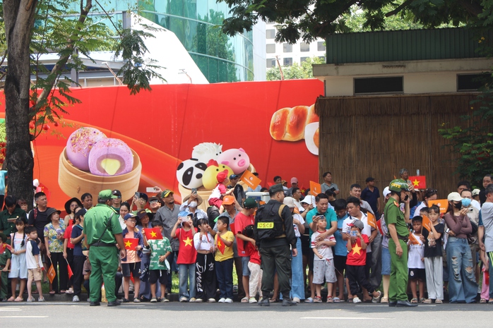 H&agrave;ng ng&agrave;n người d&acirc;n cổ vũ tại đ&iacute;ch đến C&uacute;p xe đạp truyền h&igrave;nh TP HCM  - Ảnh 1.