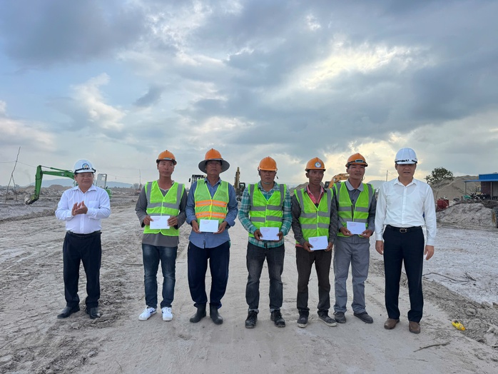 B&iacute; thư đặc khu Ph&uacute; Quốc thăm v&agrave; tặng qu&agrave; cho c&ocirc;ng nh&acirc;n l&agrave;m việc xuy&ecirc;n lễ 30-4 - Ảnh 4.