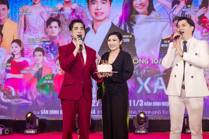 Phương Thanh h&aacute;t Quan họ tặng kh&aacute;n giả trong đ&ecirc;m sinh nhật đầy x&uacute;c động  - Ảnh 1.