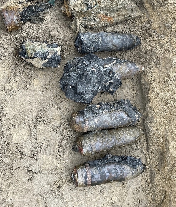 Cận cảnh trục vớt x&aacute;c xe tăng v&ugrave;i s&acirc;u dưới b&atilde;i biển Quy Nhơn - Ảnh 17.