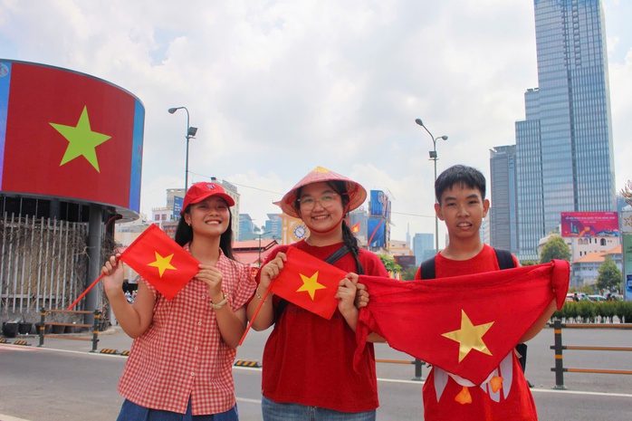 TP HCM rực rỡ sắc đỏ ng&agrave;y 30-4: Nối d&agrave;i mạch cảm x&uacute;c từ dấu ấn nửa thế kỷ - Ảnh 7.