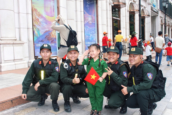 TP HCM rực rỡ sắc đỏ ng&agrave;y 30-4: Nối d&agrave;i mạch cảm x&uacute;c từ dấu ấn nửa thế kỷ - Ảnh 5.