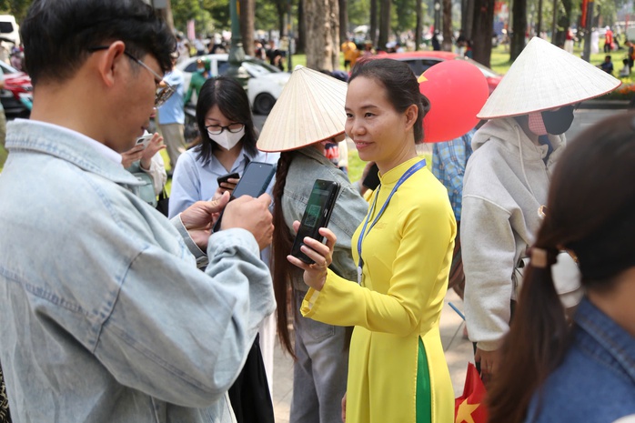 Người d&acirc;n n&ocirc; nức xuống phố, chờ xem bắn ph&aacute;o hoa mừng lễ 30-4 - Ảnh 5.