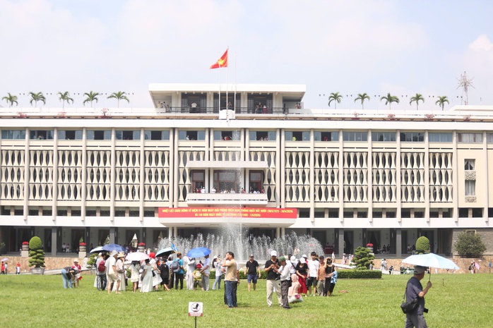 Người d&acirc;n n&ocirc; nức xuống phố, chờ xem bắn ph&aacute;o hoa mừng lễ 30-4 - Ảnh 2.