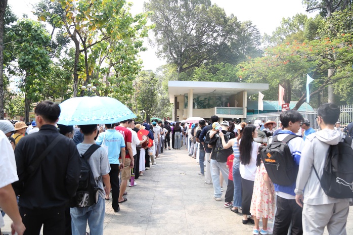 Người d&acirc;n n&ocirc; nức xuống phố, chờ xem bắn ph&aacute;o hoa mừng lễ 30-4 - Ảnh 3.