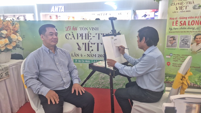 Họa sĩ L&ecirc; Sa Long h&uacute;t kh&aacute;ch tại Lễ hội T&ocirc;n vinh C&agrave; ph&ecirc; - Tr&agrave; Việt 2026 - Ảnh 7.