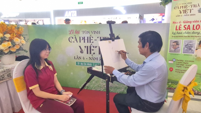 Họa sĩ L&ecirc; Sa Long h&uacute;t kh&aacute;ch tại Lễ hội T&ocirc;n vinh C&agrave; ph&ecirc; - Tr&agrave; Việt 2026 - Ảnh 8.