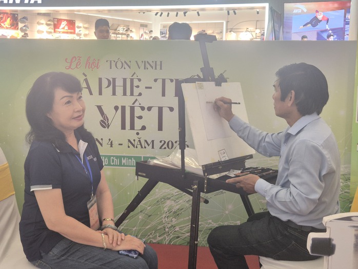 Họa sĩ L&ecirc; Sa Long h&uacute;t kh&aacute;ch tại Lễ hội T&ocirc;n vinh C&agrave; ph&ecirc; - Tr&agrave; Việt 2026 - Ảnh 6.