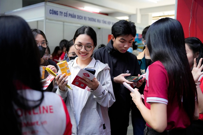Lao động trẻ: Giỏi thích nghi, yếu bền bỉ - Ảnh 1. Lao động trẻ: Giỏi thích nghi, yếu bền bỉ - Ảnh 1.