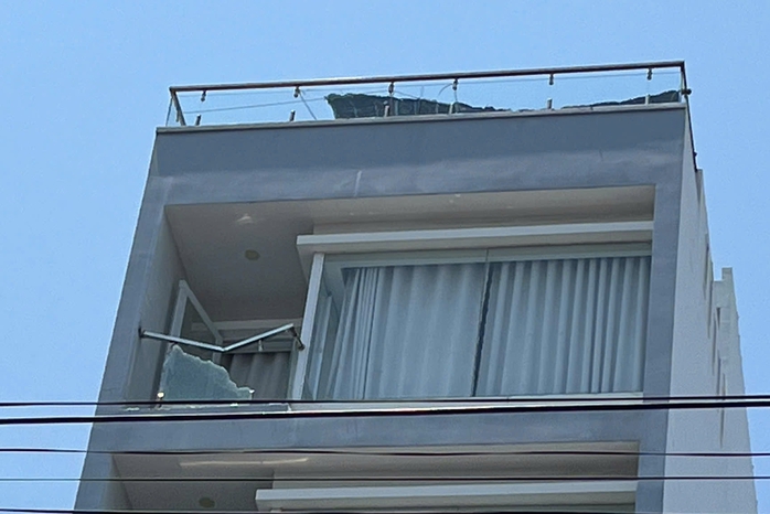 Nam thanh ni&ecirc;n Nha Trang tho&aacute;t chết kỳ diệu khi rơi từ tầng 7 xuống đất - Ảnh 3.