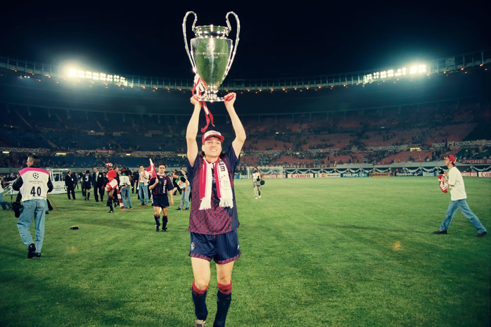 Khó tin: Cựu vô địch Champions League tái xuất sân cỏ ở tuổi 55 - Ảnh 2.