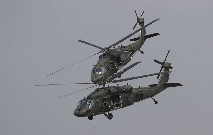 Mỹ chạy đua cứu phi c&ocirc;ng rơi, Iran mở cuộc săn l&ugrave;ng gắt gao - Ảnh 1.