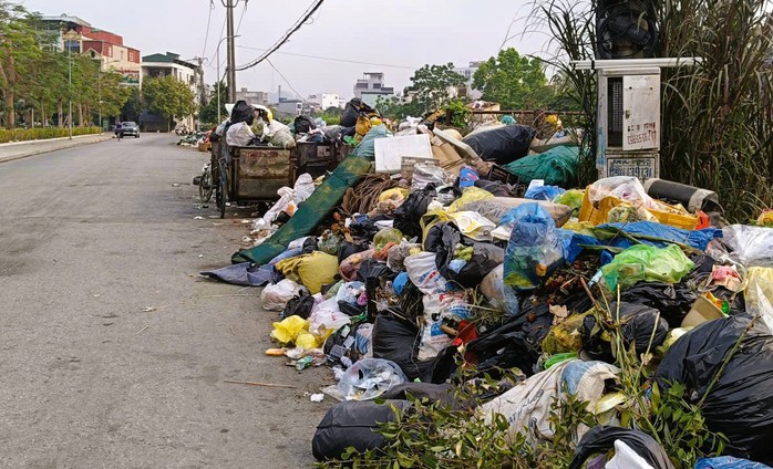 R&aacute;c thải sinh hoạt lại tr&agrave;n ngập phố phường ở Thanh H&oacute;a - Ảnh 1.