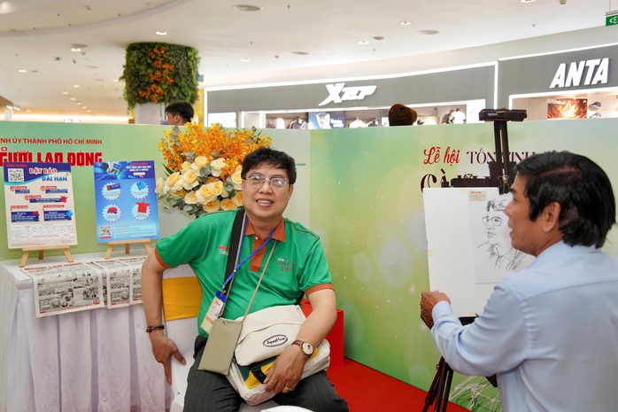 Họa sĩ L&ecirc; Sa Long h&uacute;t kh&aacute;ch tại Lễ hội T&ocirc;n vinh C&agrave; ph&ecirc; - Tr&agrave; Việt 2026 - Ảnh 3.