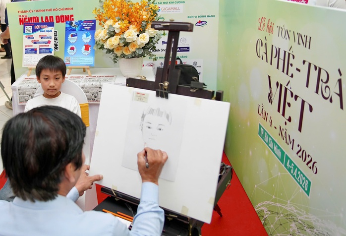 Họa sĩ L&ecirc; Sa Long h&uacute;t kh&aacute;ch tại Lễ hội T&ocirc;n vinh C&agrave; ph&ecirc; - Tr&agrave; Việt 2026 - Ảnh 4.