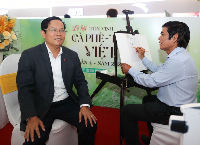 Họa sĩ L&ecirc; Sa Long h&uacute;t kh&aacute;ch tại Lễ hội T&ocirc;n vinh C&agrave; ph&ecirc; - Tr&agrave; Việt 2026 - Ảnh 1.