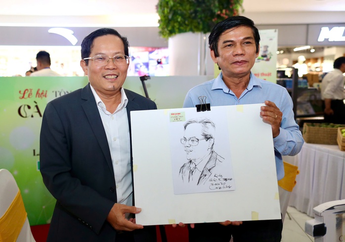 Họa sĩ L&ecirc; Sa Long h&uacute;t kh&aacute;ch tại Lễ hội T&ocirc;n vinh C&agrave; ph&ecirc; - Tr&agrave; Việt 2026 - Ảnh 2.