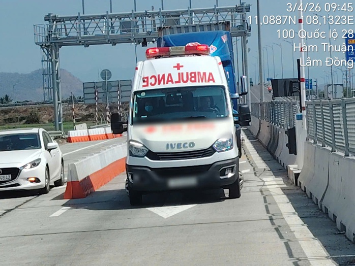 Xe cứu thương &ldquo;giả danh ưu ti&ecirc;n&rdquo; bị phạt 39 triệu đồng tr&ecirc;n đường cao tốc - Ảnh 1.