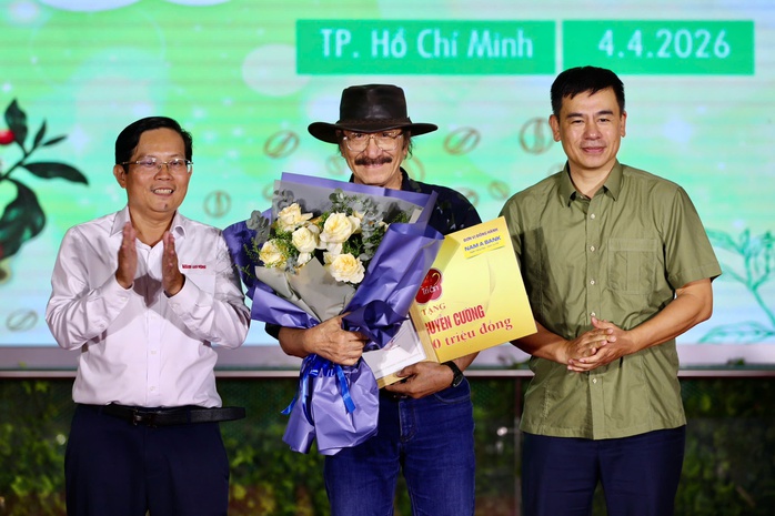 NSND Phượng Loan v&agrave; nhạc sĩ Nguyễn Cường đ&oacute;n nhận &ldquo;Mai v&agrave;ng tri &acirc;n&rdquo;  - Ảnh 3.