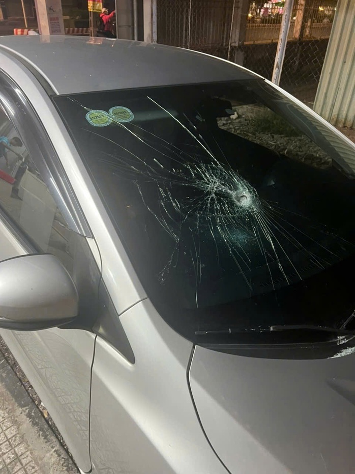 Vĩnh Long: Tài xế hoảng hốt khi bị nhóm thanh niên đập phá ô tô giữa đêm - Ảnh 1. Vĩnh Long: Tài xế hoảng hốt khi bị nhóm thanh niên đập phá ô tô giữa đêm - Ảnh 1.