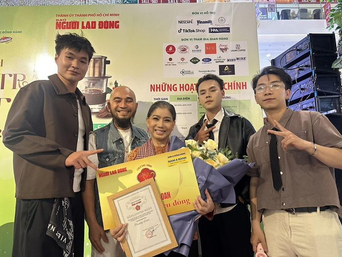 Gala "Âm nhạc và cà phê": Những rung động từ trái tim NSND Phượng Loan, NSƯT Vũ Luân - Ảnh 2. Gala "Âm nhạc và cà phê": Những rung động từ trái tim NSND Phượng Loan, NSƯT Vũ Luân - Ảnh 2.