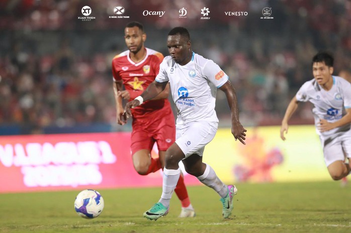 Xuân Son lập công giúp Nam Định thắng đẹp chủ nhà Hà Tĩnh - Ảnh 2.