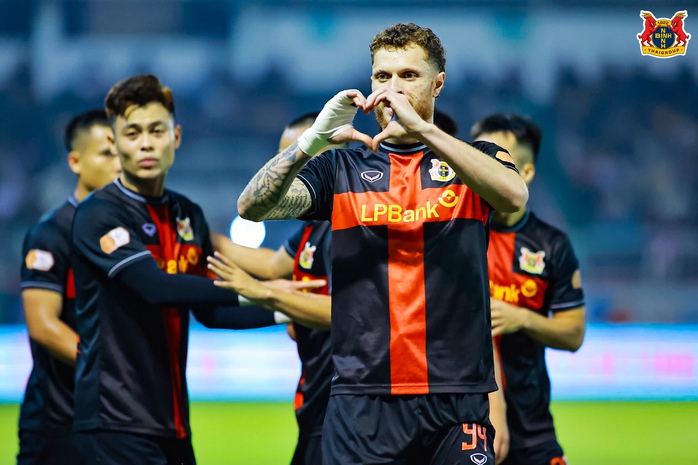 HLV Vũ Tiến Th&agrave;nh dẫn qu&acirc;n đ&aacute;nh bại CLB Ho&agrave;ng Anh Gia Lai - Ảnh 5.