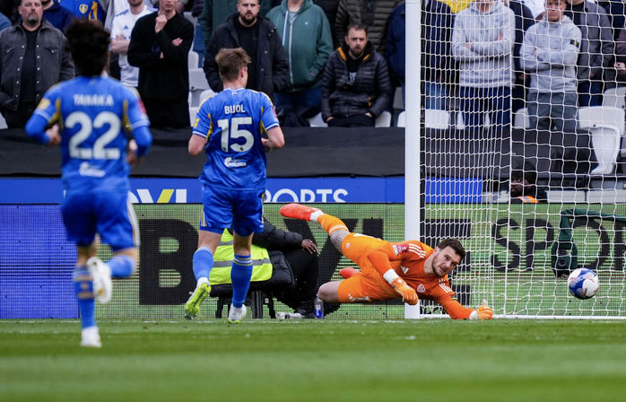 "Đấu s&uacute;ng" nghẹt thở, Leeds United v&agrave;o b&aacute;n kết FA Cup chờ chiến Chelsea - Ảnh 2.
