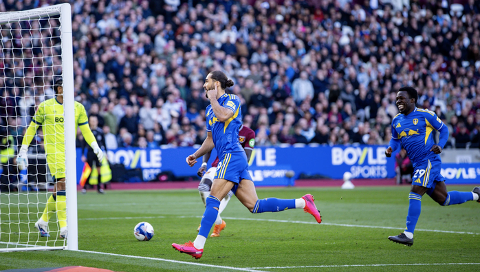 "Đấu s&uacute;ng" nghẹt thở, Leeds United v&agrave;o b&aacute;n kết FA Cup chờ chiến Chelsea - Ảnh 4.