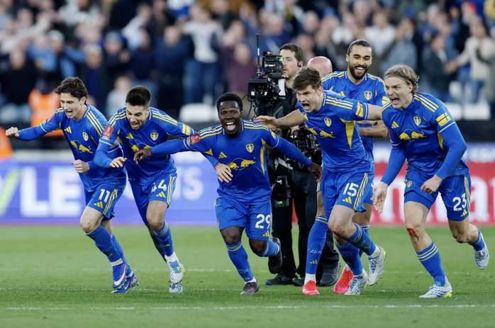 "Đấu s&uacute;ng" nghẹt thở, Leeds United v&agrave;o b&aacute;n kết FA Cup chờ chiến Chelsea - Ảnh 9.
