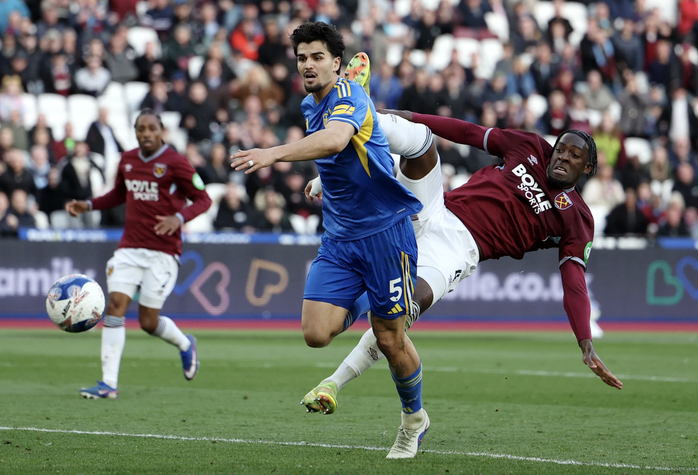 "Đấu s&uacute;ng" nghẹt thở, Leeds United v&agrave;o b&aacute;n kết FA Cup chờ chiến Chelsea - Ảnh 6.