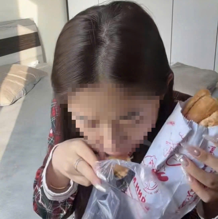 Nữ TikToker g&acirc;y phẫn nộ v&agrave; ch&ecirc; b&aacute;nh m&igrave; "chỉ đ&oacute;i kh&aacute;t, khổ cực mới ăn" - Ảnh 1.