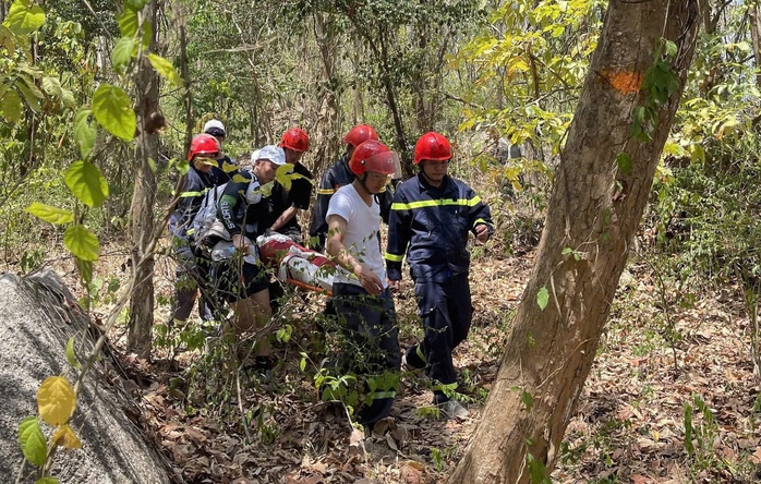 Đi bộ hơn 2km đường rừng, giải cứu nữ du khách Trung Quốc gặp nạn trên Núi Dinh - Ảnh 1.
