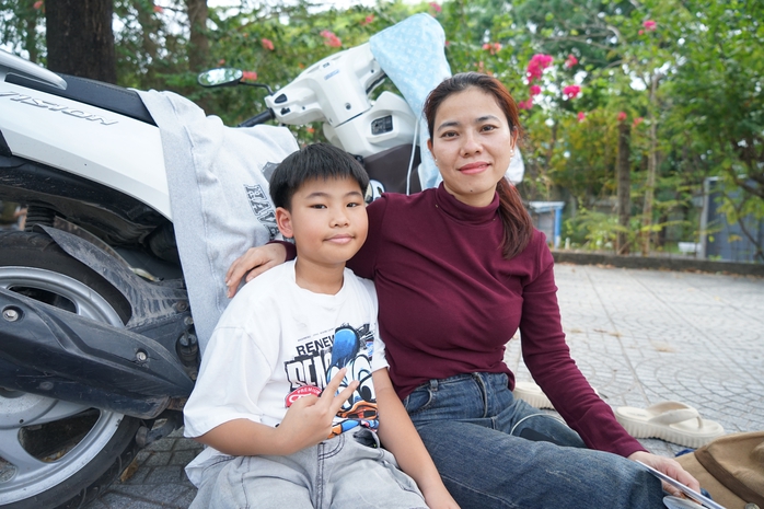 Thí sinh nhẹ nhõm xen lẫn lo lắng sau giờ thi - Ảnh 5.