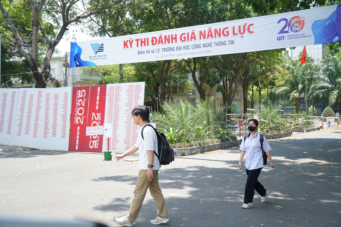 Thí sinh nhẹ nhõm xen lẫn lo lắng sau giờ thi - Ảnh 2.