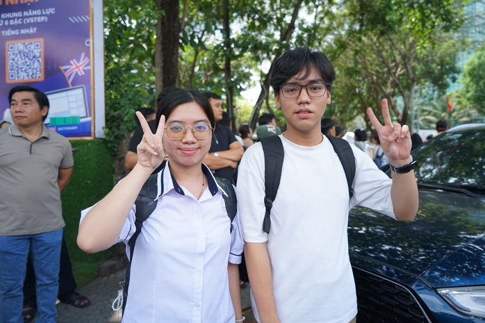 Thí sinh nhẹ nhõm xen lẫn lo lắng sau giờ thi - Ảnh 3.