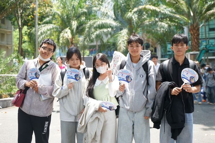 Thí sinh nhẹ nhõm xen lẫn lo lắng sau giờ thi - Ảnh 1.