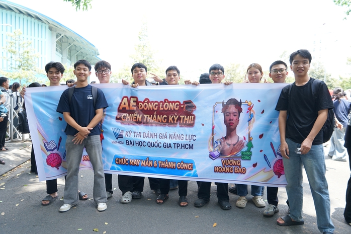 Thí sinh nhẹ nhõm xen lẫn lo lắng sau giờ thi - Ảnh 4.