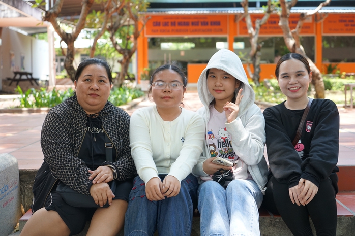 Thí sinh nhẹ nhõm xen lẫn lo lắng sau giờ thi - Ảnh 6.