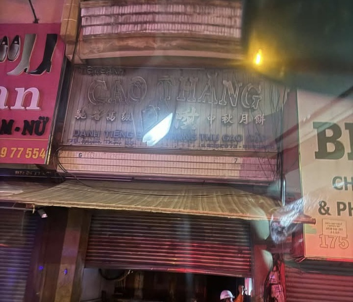 Cháy tiệm bánh ở TPHCM, cứu hai người bị mắc kẹt - Ảnh 1.